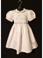 Robe smocks manches ballon en coton piqué blanc, bordure bleu ciel