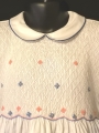 Robe smocks manches ballon en coton piqué blanc, bordure bleu ciel