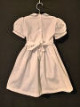 Robe smocks manches ballon en coton piqué blanc, bordure bleu ciel