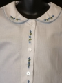 Chemise blanche brodée fleur bleue - manches courtes