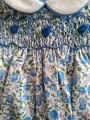 Robe smocks en coton liberty bleu poupée  42 cm