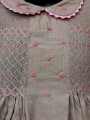 Robe smocks manches ballons col brodé en coton piqué beige foncé